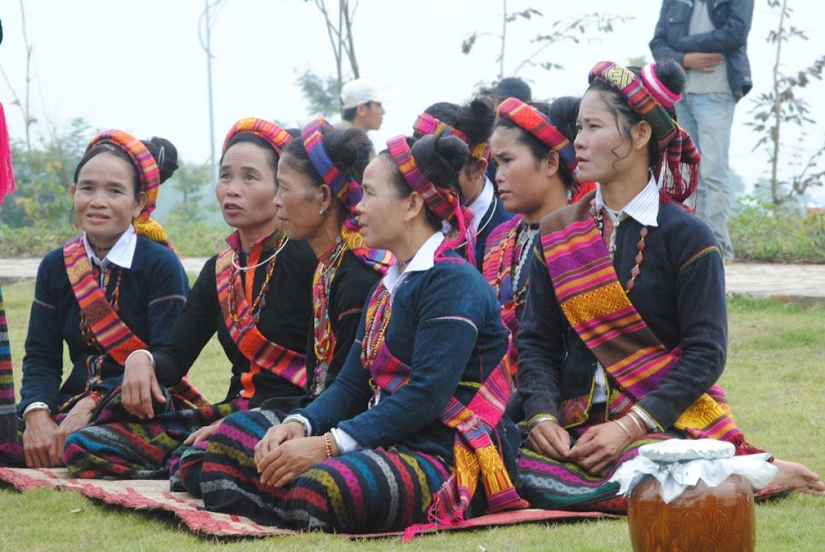 Nhiều hủ tục của đồng bào Bru Vân Kiều đã bị xóa bỏ, cuộc sống bà con ngày càng phát triển (Ảnh: Báo DTPT)