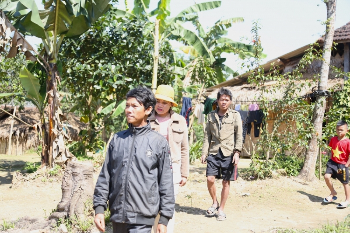 
Đảng viên Hồ Phìn (ếo prăng) djâ troăng tung mơhnhôk kuăn pơlê rak vế, pêi pro tiô tơdroăng tơdjâ thế dêi Đảng, luât dêi Tơnêi têa