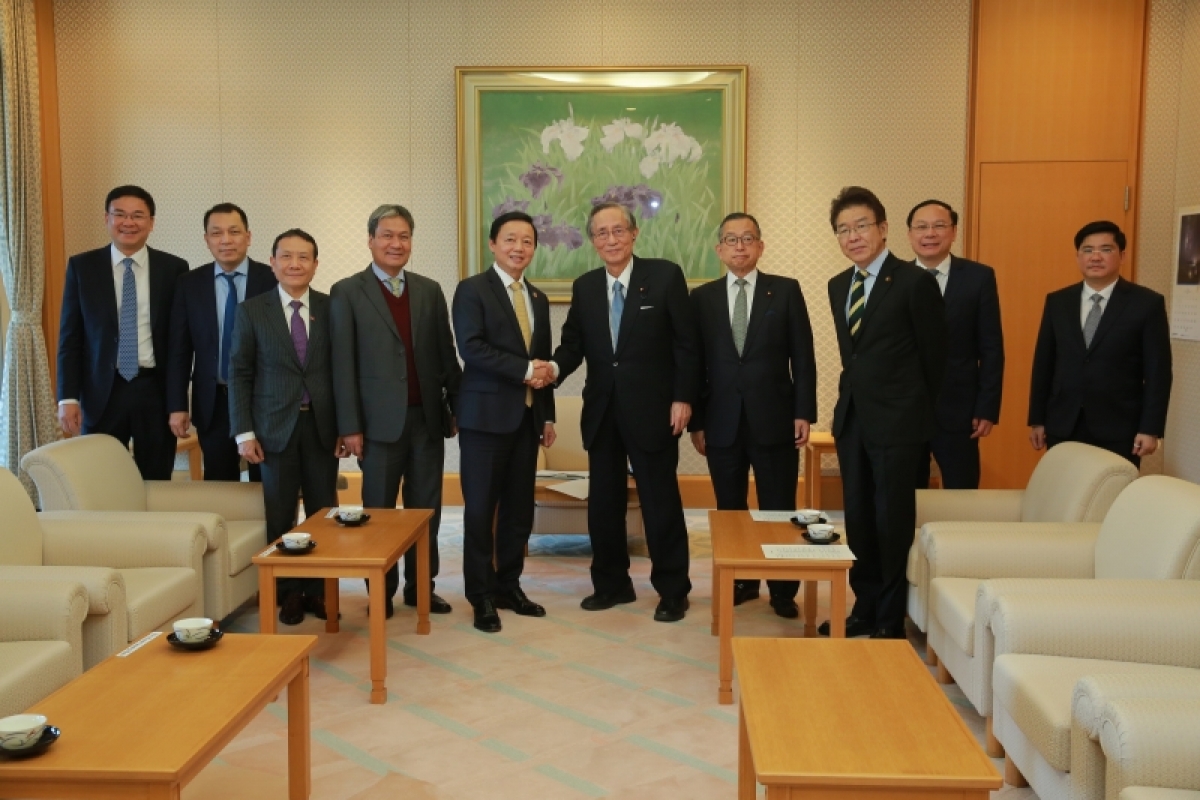 Phó Thủ tướng Cíñ phủ ồng Trần Hồng Hà neh tìp mat Củ tịc Hạ viện ồng Hosoda Hiroyuki