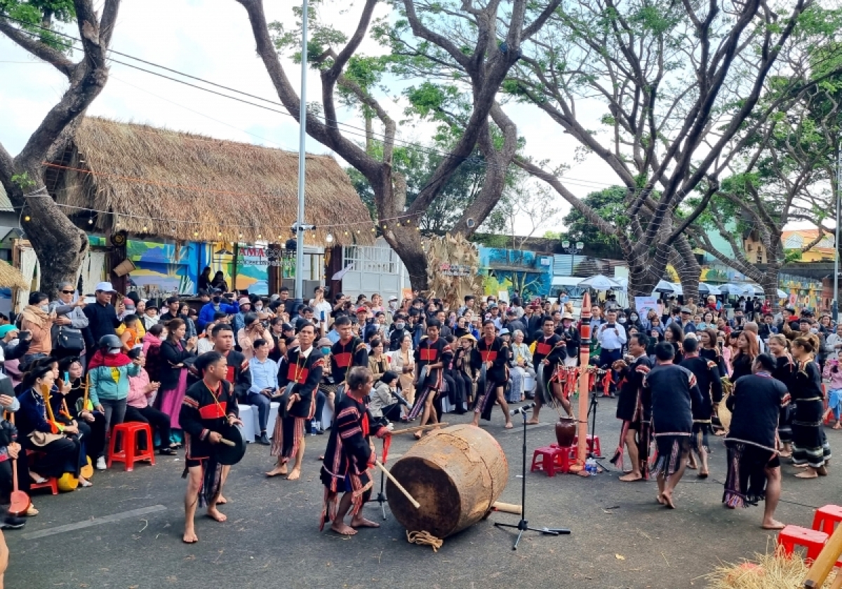 
 Kơphô̆ prôk chêng Phan Đình Giót hơniâp ro ing tơdroăng mơđah rêi prôa, tŏn chêng koăng