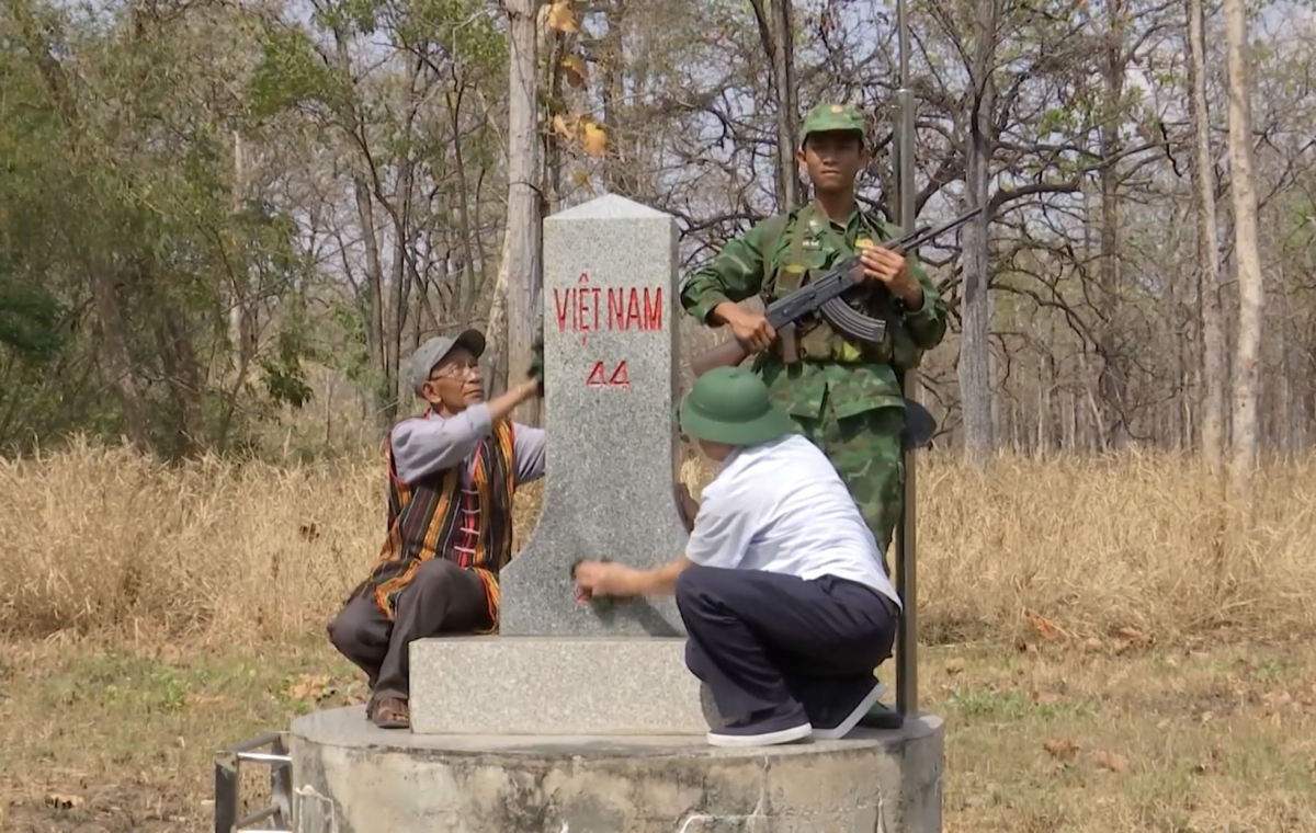 
Tôh rak ngăn troăng tơkăng kong, tơneăn hdró Ƀuôn Drăng Phôk, cheăm Krông Na, tơring Ƀuôn Đôn rơtế ƀă mâu kăn ƀô̆, lêng Đông mố đô̆i gâk tơkăng kong Srêpok lăm pơtrui ngăn a kơpong troăng tơkăng kong, tơneăn hdró