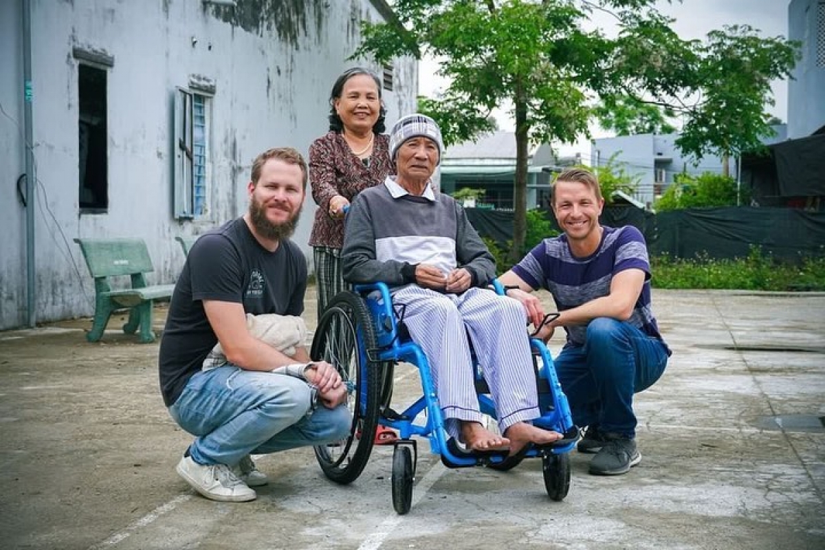 Ảnh:Giving It Back To Kids