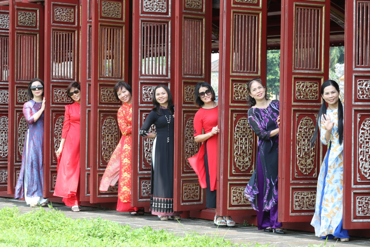 Pân đil viên chức Cơ quan Đài P’rá Việt Nam đhị zr’lụ miền Trung ting pâh bhiệc bhan Apêê t’ngay xập áo dài