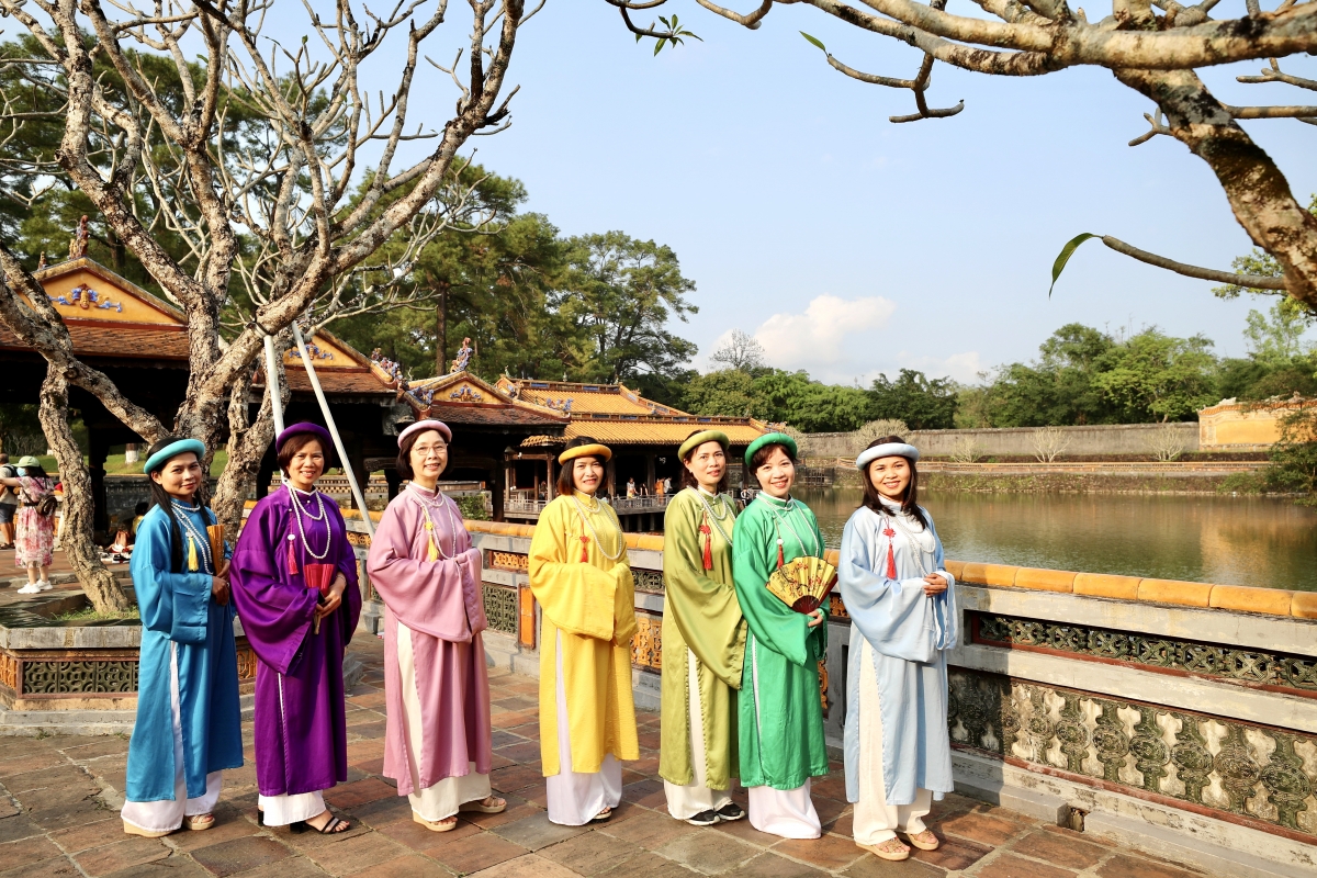 Nữ viên chức VOV miền Trung trong trang phục áo dài truyền thống Huế tại chuyến dã ngoại ở thành phố này