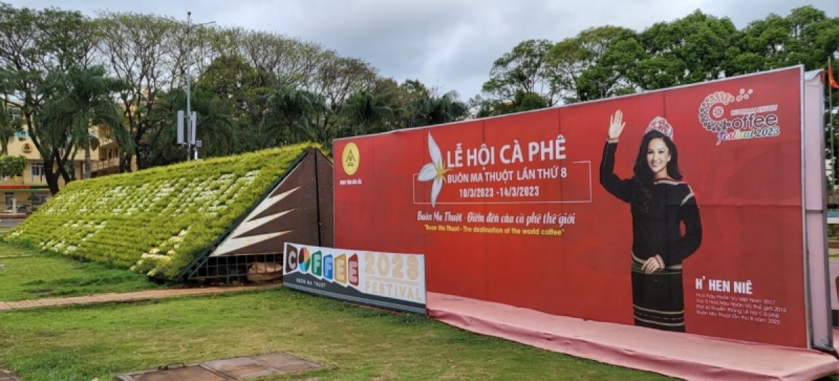 
Ală pang pano áp phích yal tơngĭt bè Dơ̆ lơh chờ neh geh dang bơkang tàm uă gơl gùng bơh ƀòn dờng Buôn Ma Thuột dê