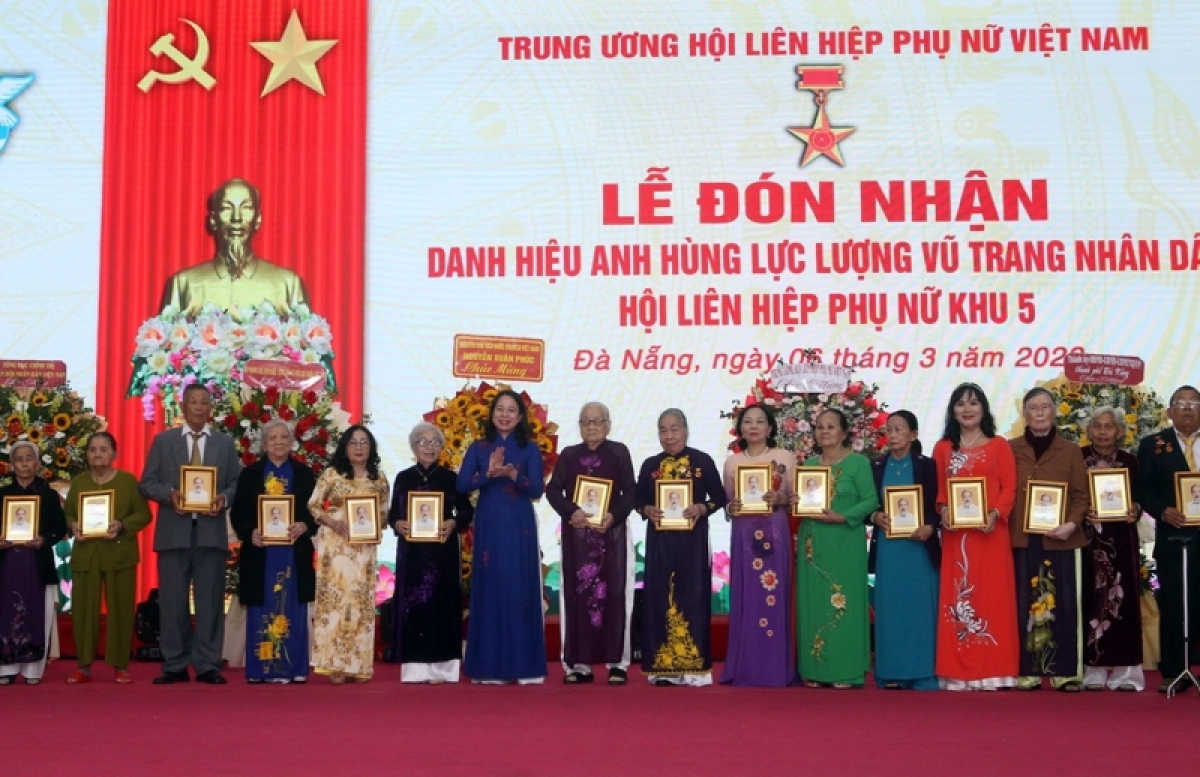 Phó Củ tịc Lơgar mò Võ Thị Ánh Xuân jào pà khà pơn jờng ai ală cau ùr Khu V in