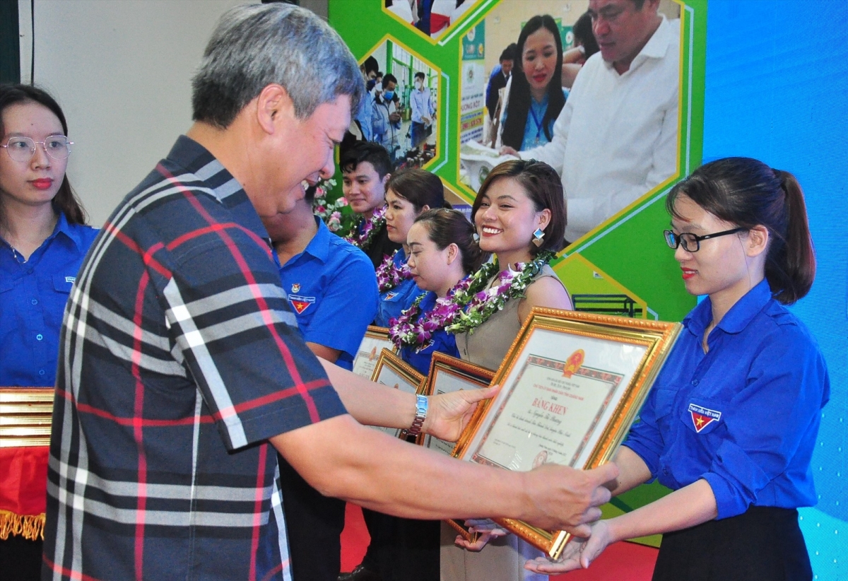 Bh'cộ tỉnh hơnh deh apêê tơợp  bhrợ cha liêm choom c'moo 2022. Cha nụp: Thái Cường