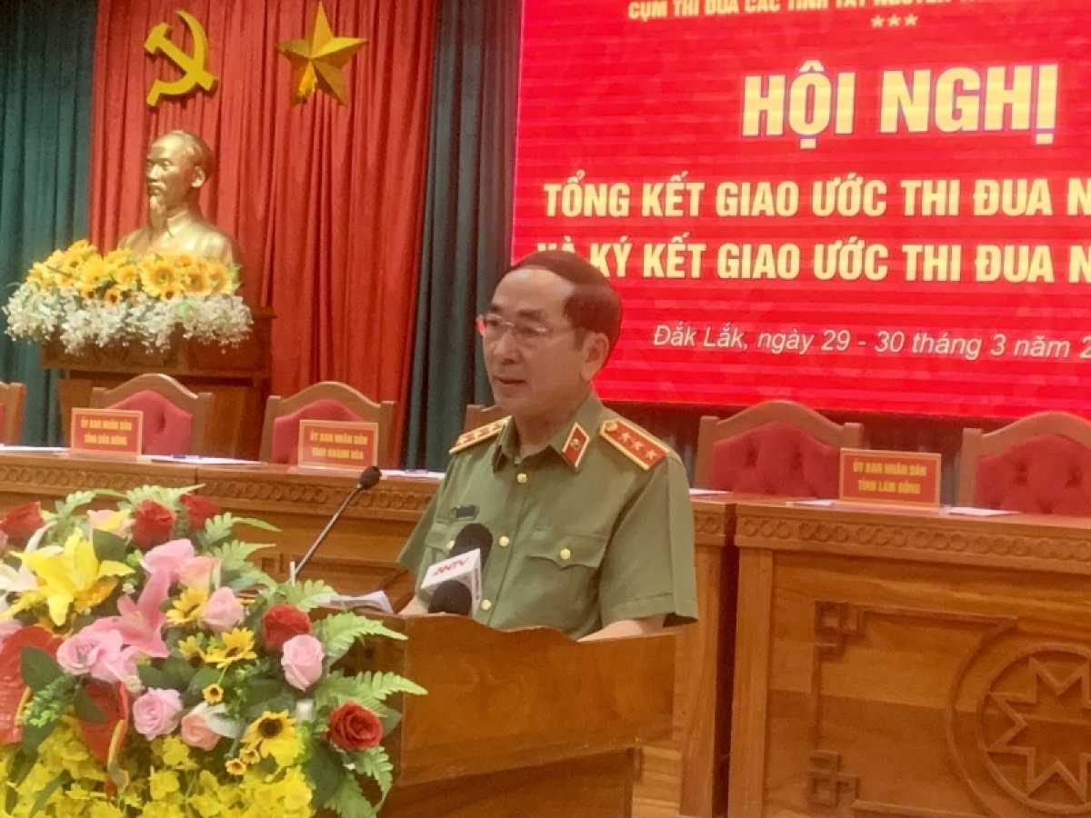 
Thượng tướng Trần Quốc Tỏ đĭ pơhiăp amăng mông jơnum