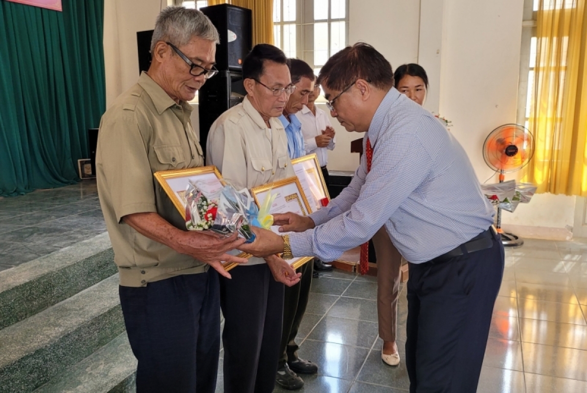 
Ơi Võ Ngọc Thuyên, Khua git gai Ping gah tơring glông Lak ƀơk miđai hăng bơnga kơ ƀing mơnuih ping gah hmâo thun mut ping gah sui thun jơnum ƀơi tơring glông