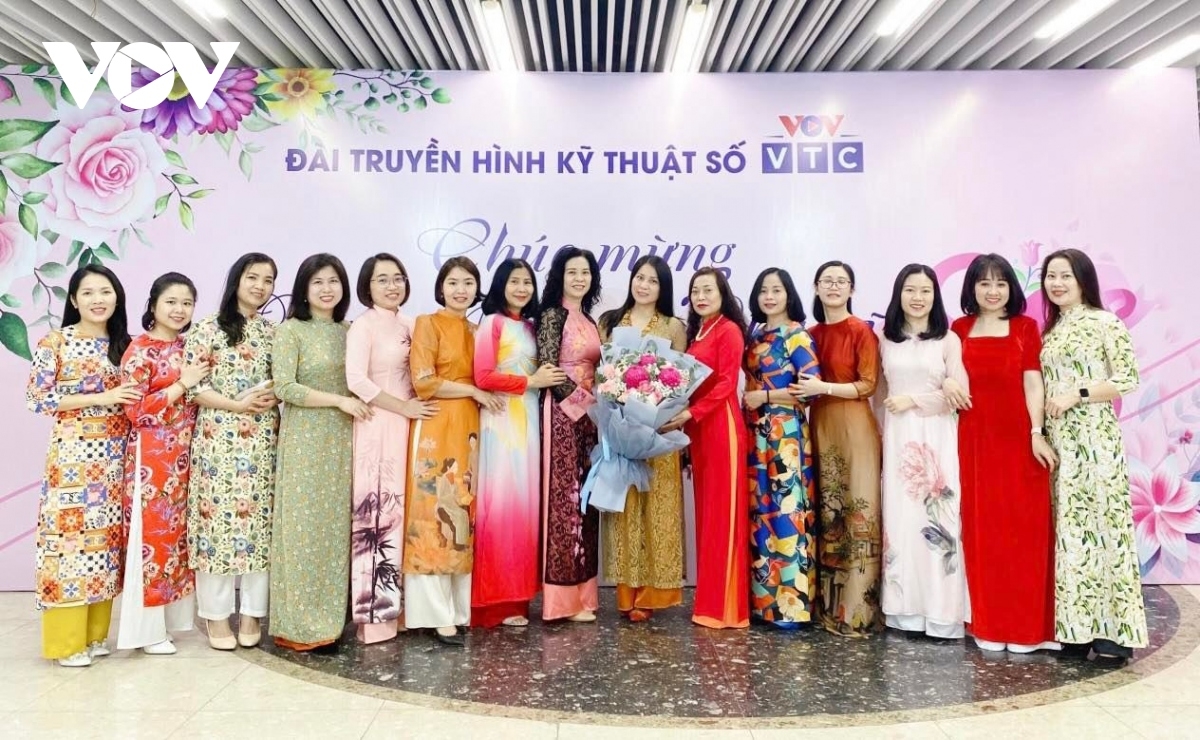 Pân đil viên chức Đài Truyền hình kỹ thuật số VTC (Đài P’rá Việt Nam) ting pâh xập áo dài đhị cơ quan