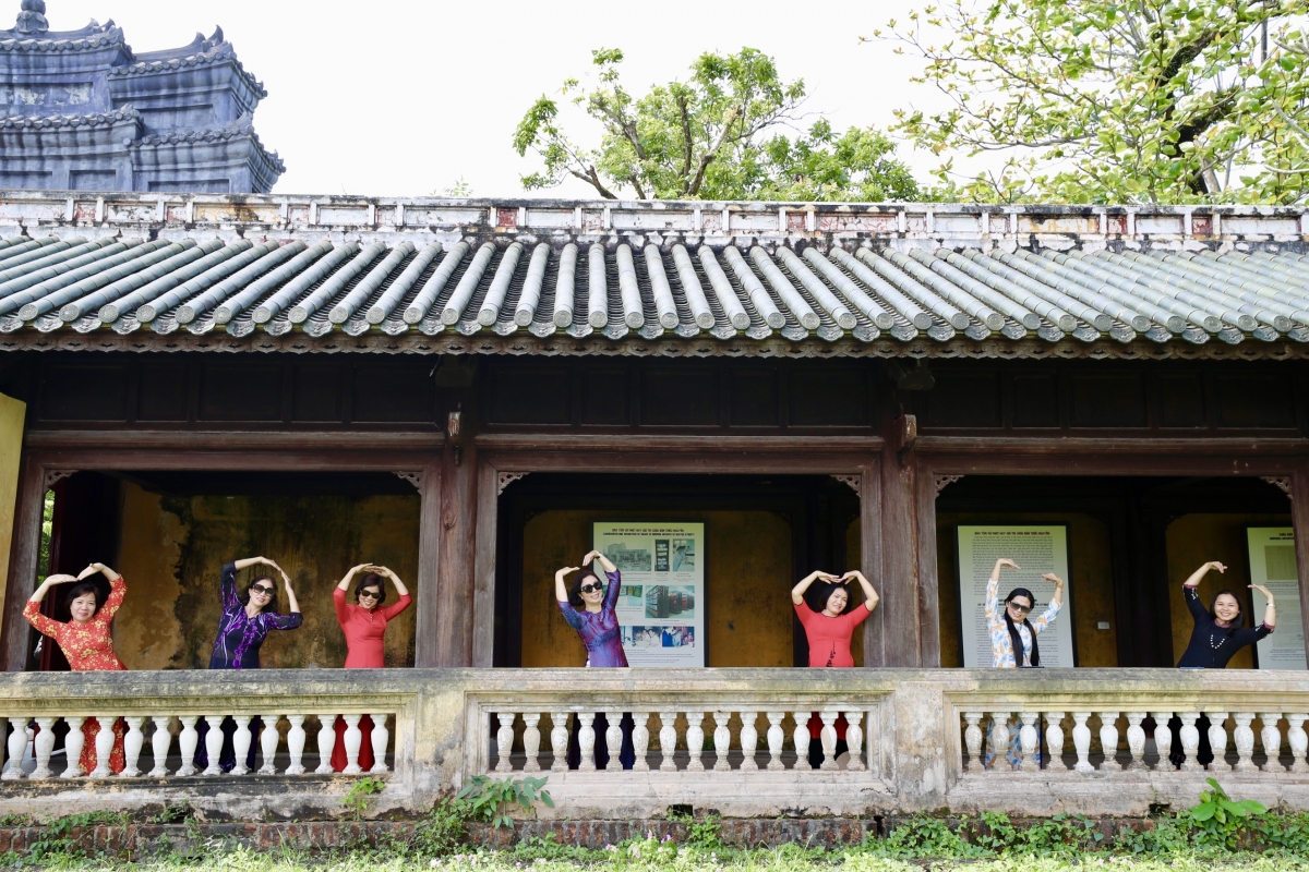 Nữ viên chức VOV miền Trung trang phục áo dài trong chuyến dã ngoại tại TP Huế