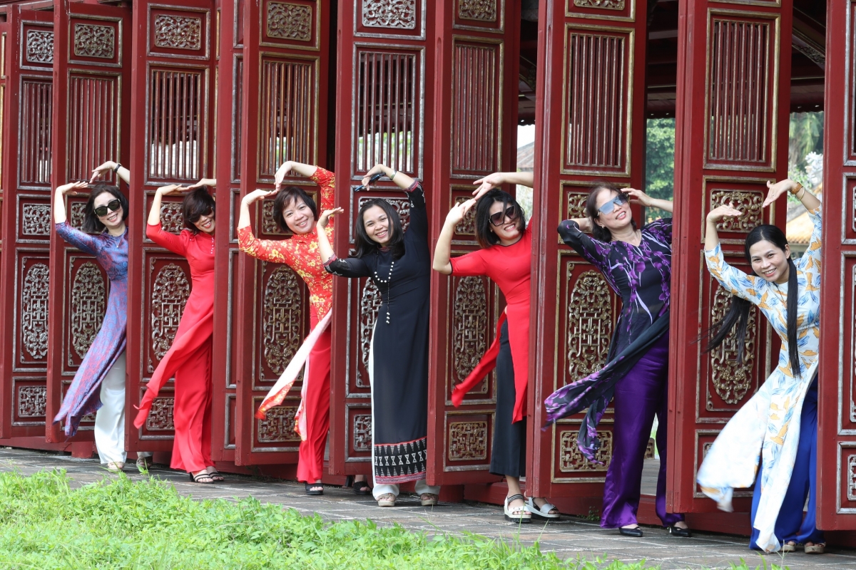 Nữ viên chức VOV miền Trung thướt tha trong bộ áo dài truyền thống Việt Nam