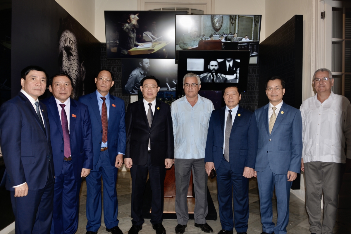 Củ tịc Quốk hội ồng Vương Đình Huệ còp Anih tờm Fidel Costro Ruz