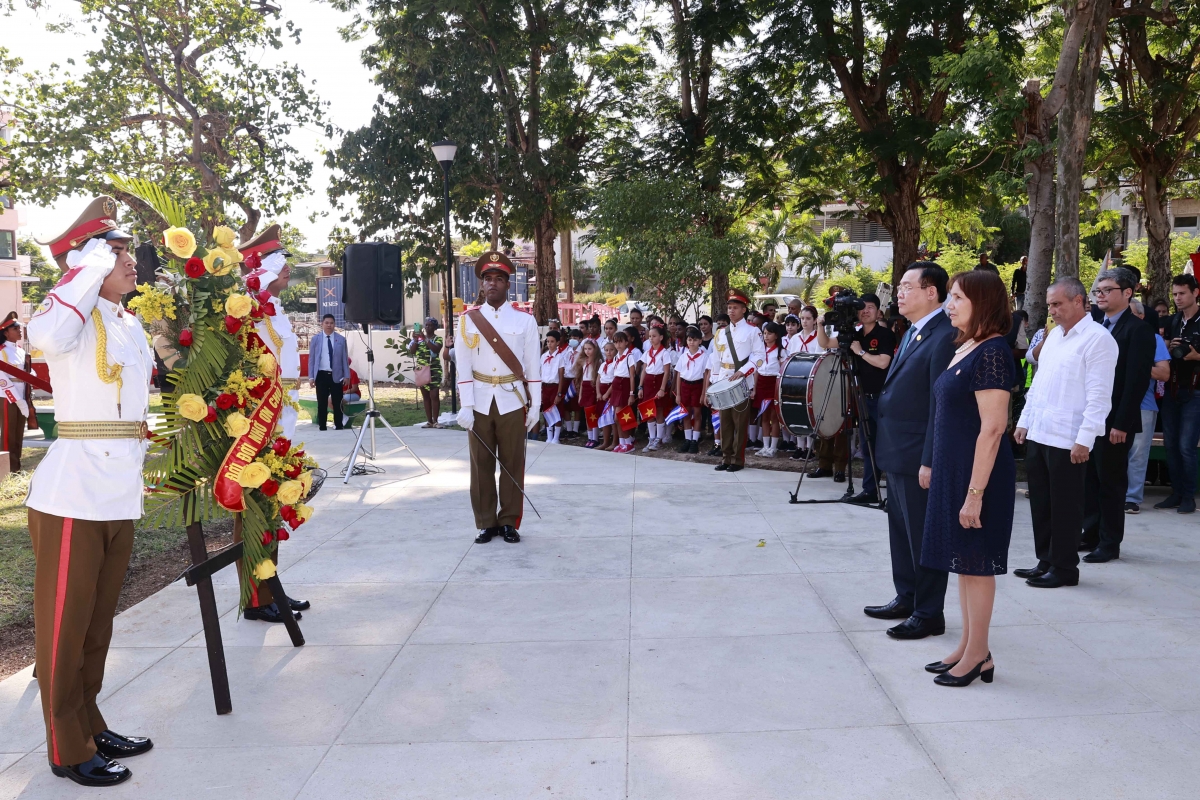 Kăn xiâm hnê ngăn Kuô̆k hô̆i veăng leh pơ’lêh inâi kŏng viên Hòa Bình chiâng kŏng viên Hồ Chí Minh