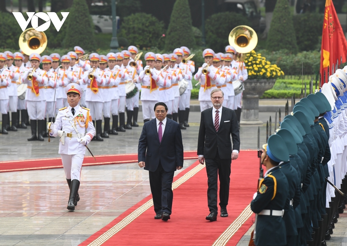 
Pôa Phạm Minh Chính, Ngế pro xiâm hnê ngăn Chin phuh ƀă Ngế pro xiâm hnê ngăn kong têa Czech ngăn khu châ kơdeăn