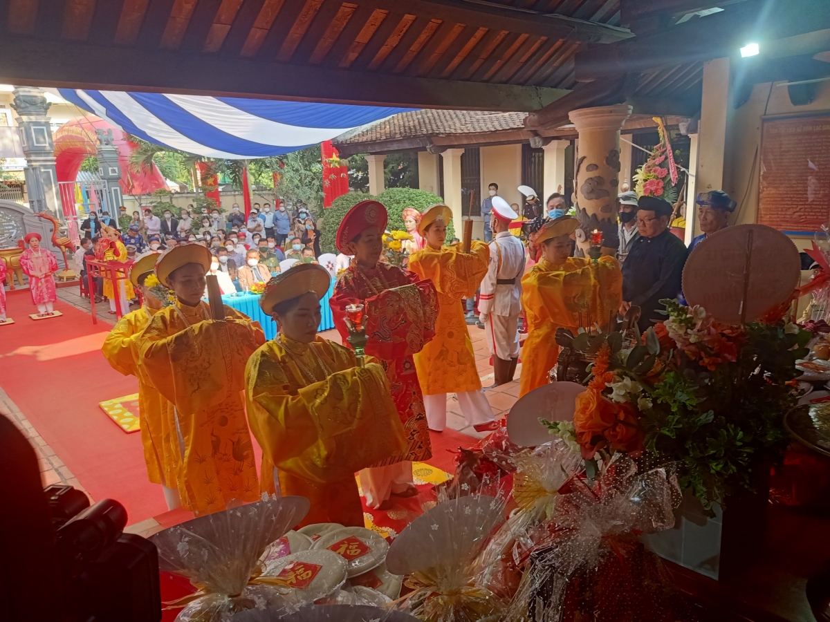 Broă duh kah Bơtau Hùng geh bơyai lơh tàm Đình Lạc Giao