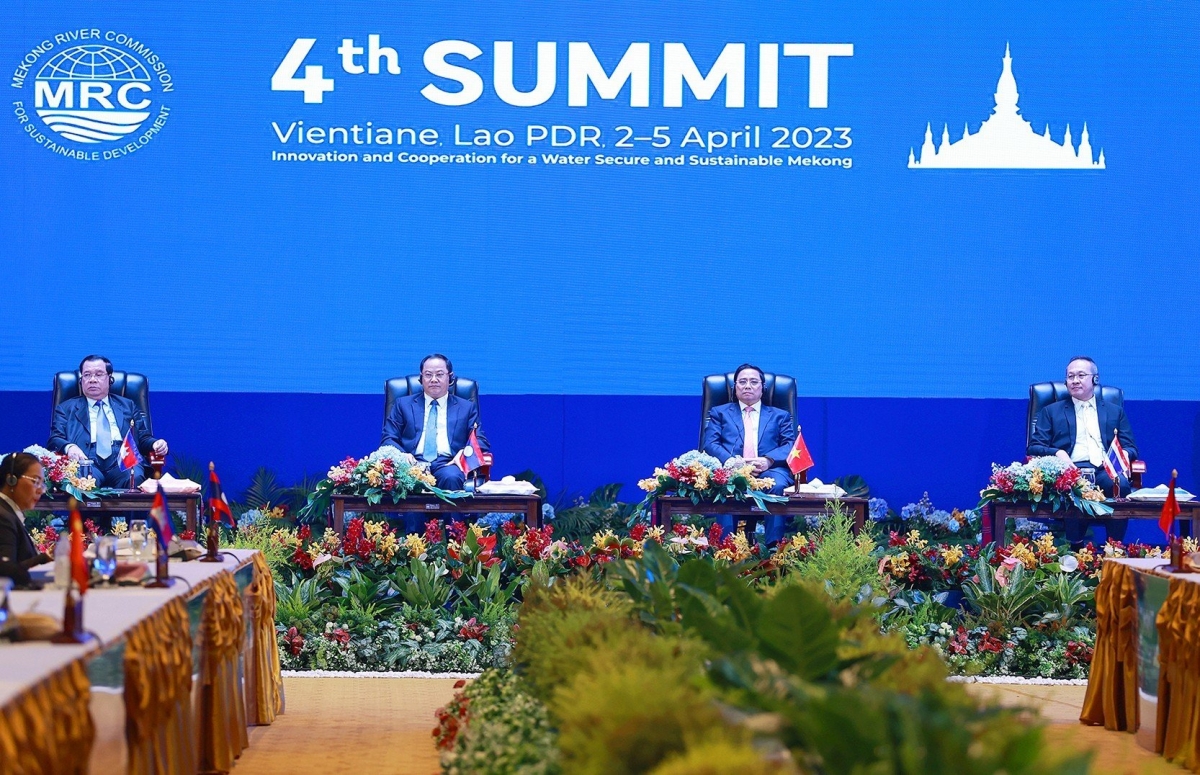 Thủ tướng Cíñ phủ ồng Phạm Minh Chính tus bal tàm dơ̆ pơrjum