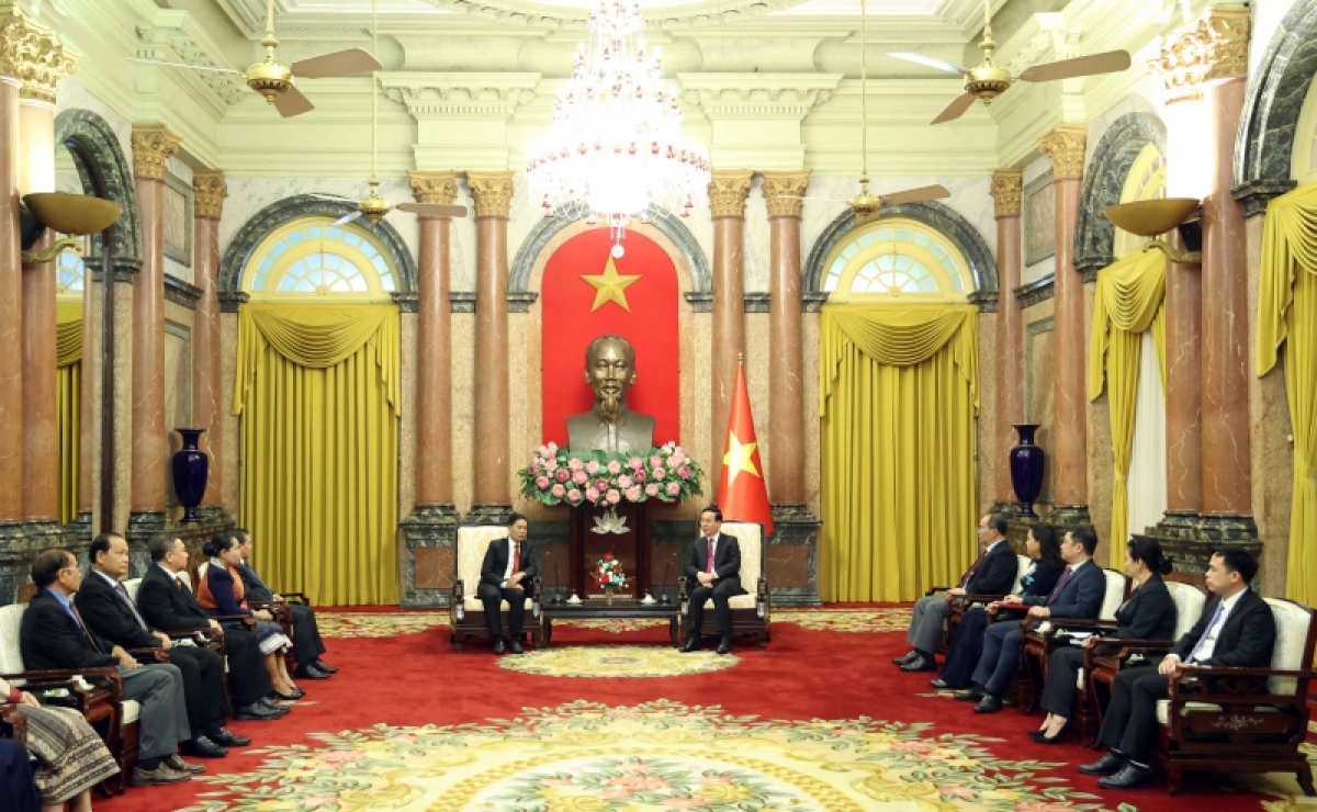 Kơdră teh đak Võ Văn Thưởng sơng ƀok Sinlavong Khoutphaythoune, Kơdră Anih jang Trung ương Mặt trận Lào pơjing teh đak