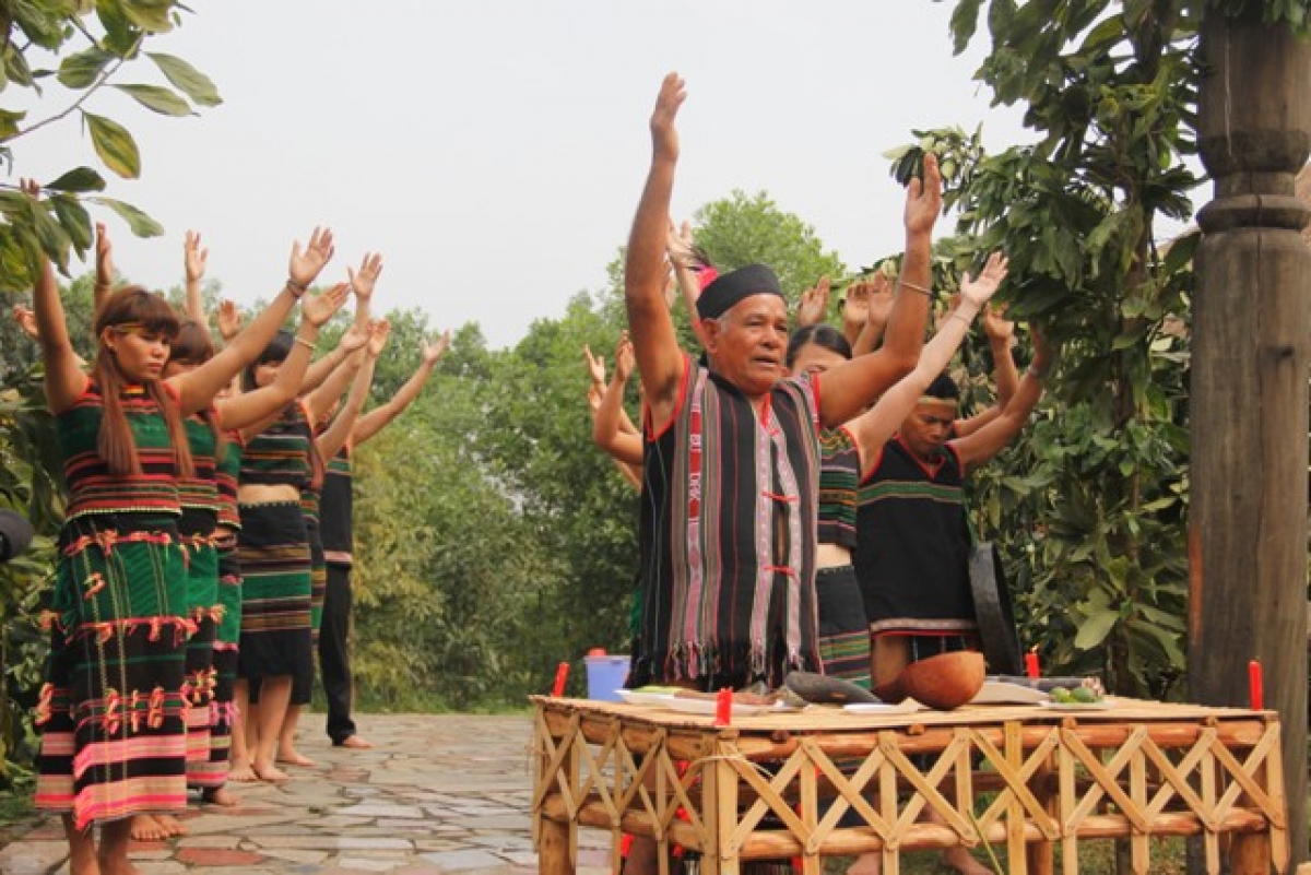 
Tĭng rơkâu xối kong mêi a kơno têa dêi mơngế M’Nông