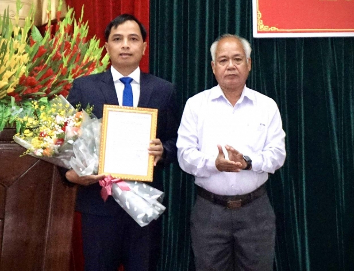  Ồng A Pớt, Phó Ƀí thư Thường trực Tỉñ ủy Kon Tum jàu Kơrnoat mờ bơkào gờm chờ ồng Xiêng Thanh Phúc