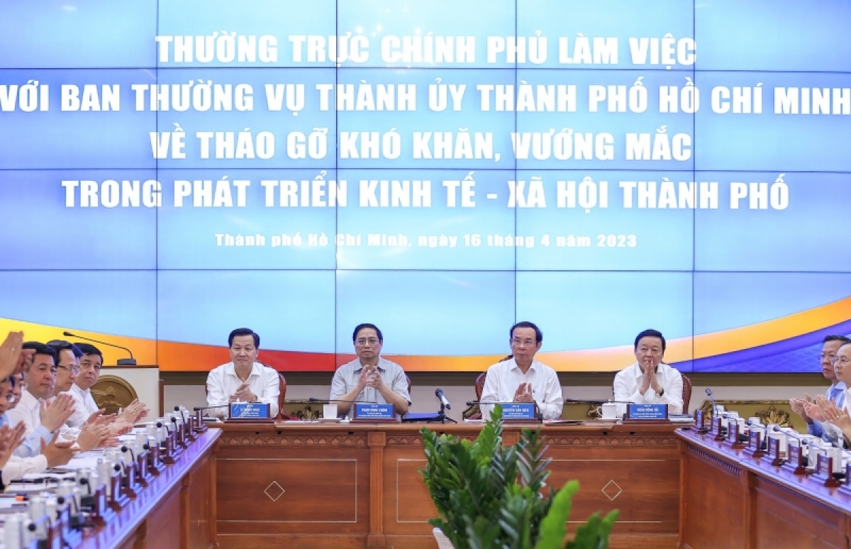 Thủ tướng Cíñ phủ ồng Phạm Minh Chính đơng lam dơ̆ lơh broă bơh Thường trựk Cíñ phủ dê mờ Ƀan Thường vụ Thàñ ủy Hồ Chí Minh