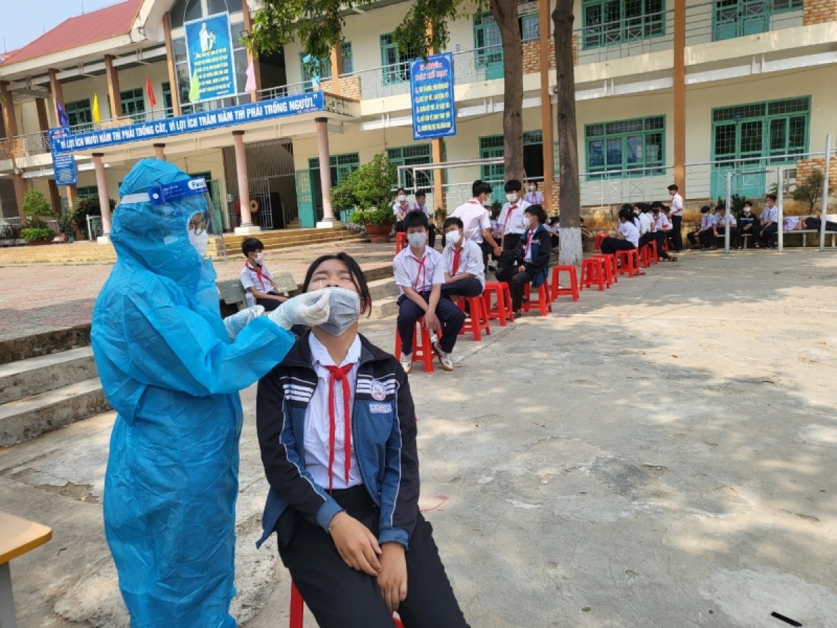 
Ngế cheăng khăm pơlât séa ngăn têa môh rơkong COVID-19 ăm mâu vâi o hok tro ki ối a chê ƀă mâu ngế ki tro COVID-19