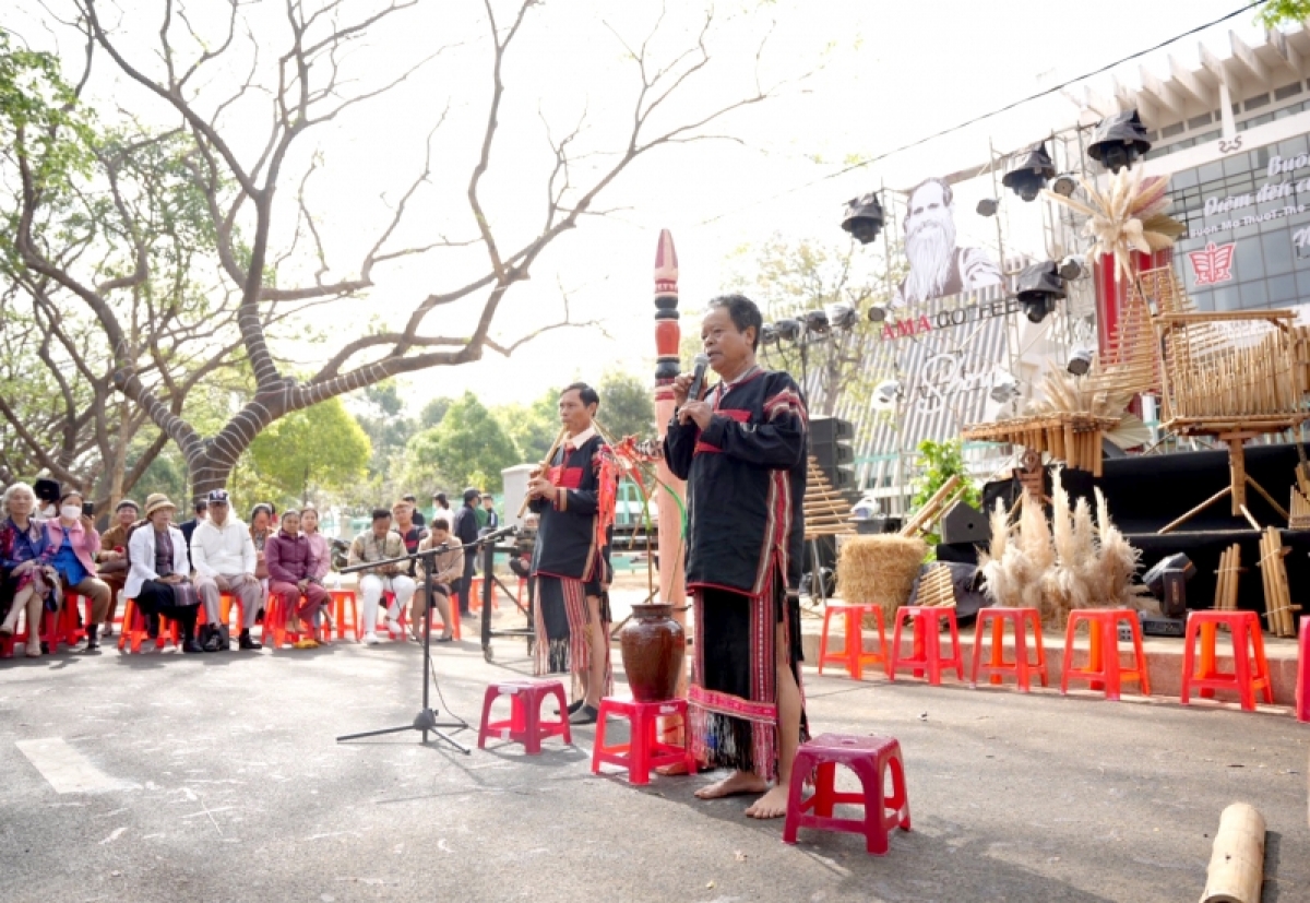 
Luâ 15 hơnăm tơbleăng pêi Pơkâ kơxô̆ 23 tơdroăng văn hok ngê̆ thuât dêi kong pơlê hiăng pêi châ tơ ƀrê hên tơxâng hâk mơnê