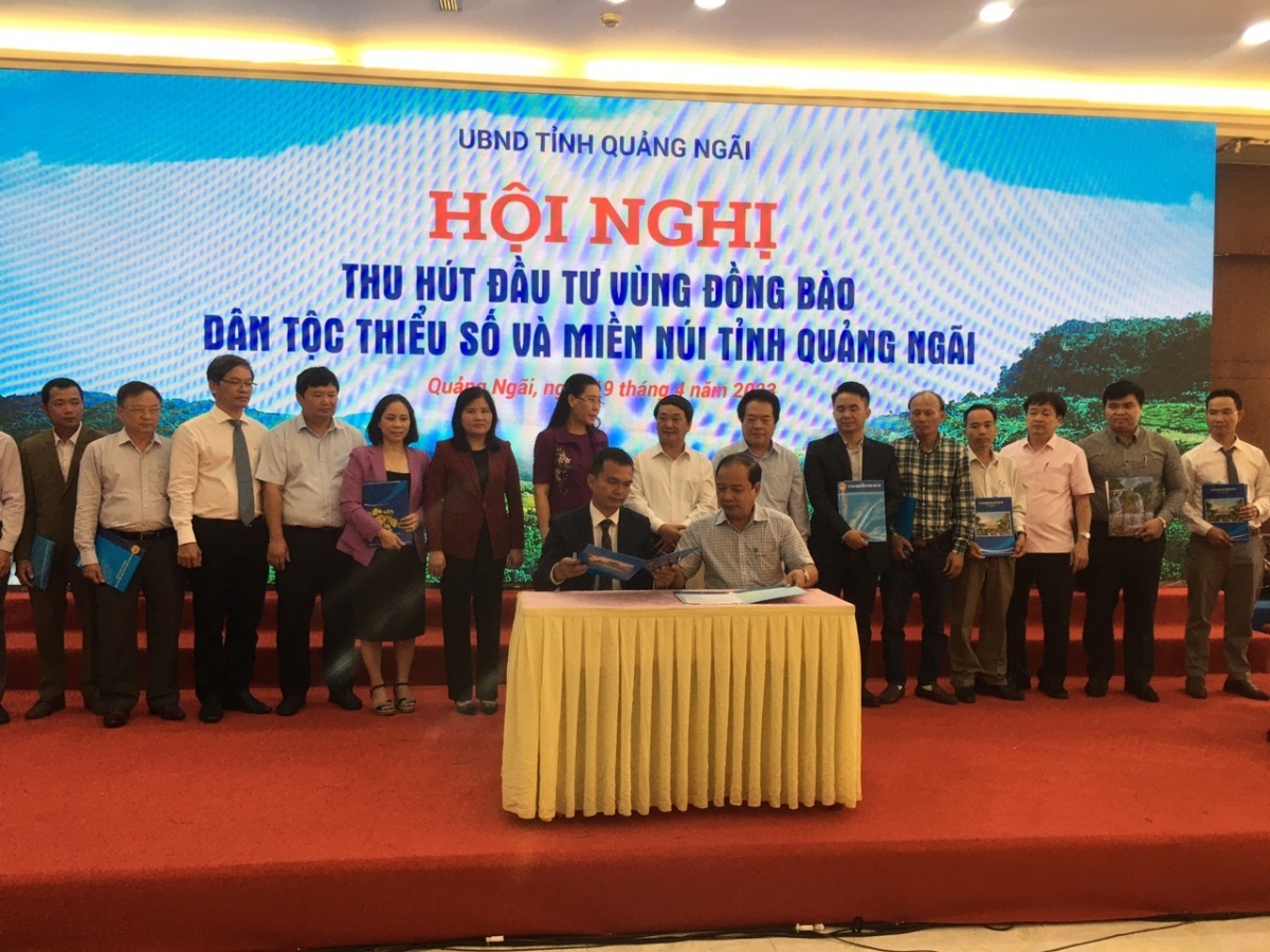 Lễ Ký kết có sự chứng kiến của Bộ trưởng Hầu A Lềnh và đại diện lãnh đạo tỉnh Quảng Ngãi. Ảnh: Hoàng Minh