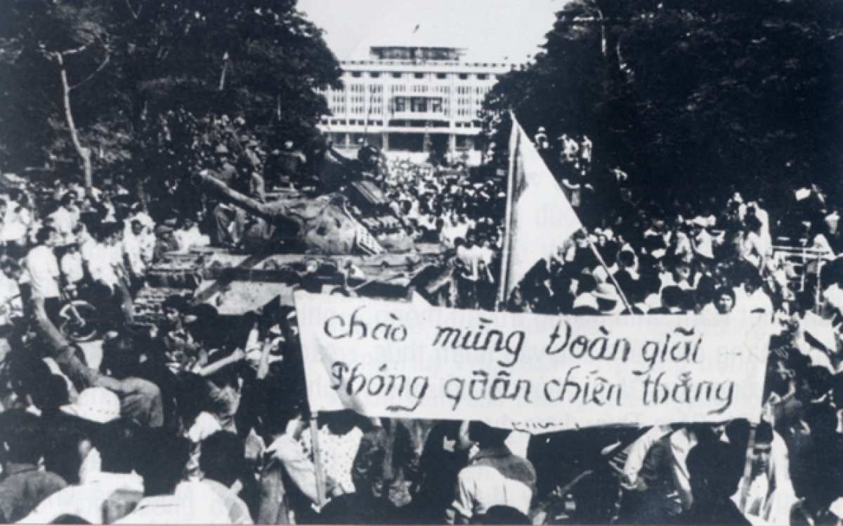 Tơdroăng a pơlê kong kân Sài Gòn tung hâi ƀlêi trâng 30/4/1975 (Um Internet)