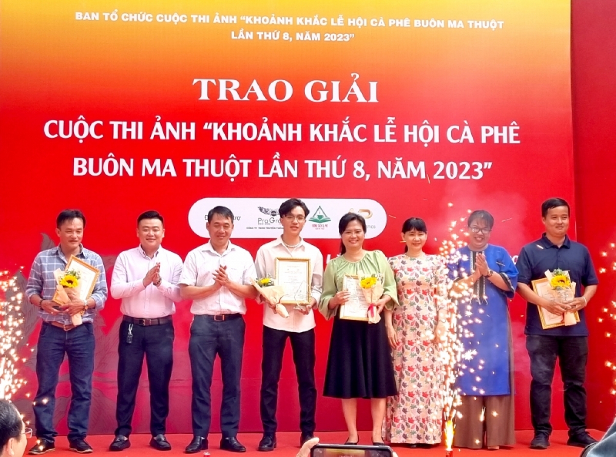 Dơ̆ jàu khà jờng ai cau kŭp rùp in