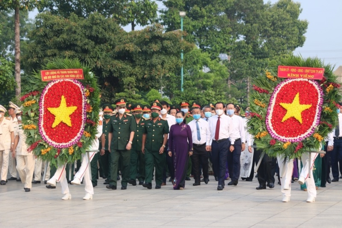 

Khu râ kăn pơkuâ Pơlê kong kân Hồ Chí Minh chôu nhang tơbâ mâu ngoh khên tơnôu hlâ tung tơplâ xâ