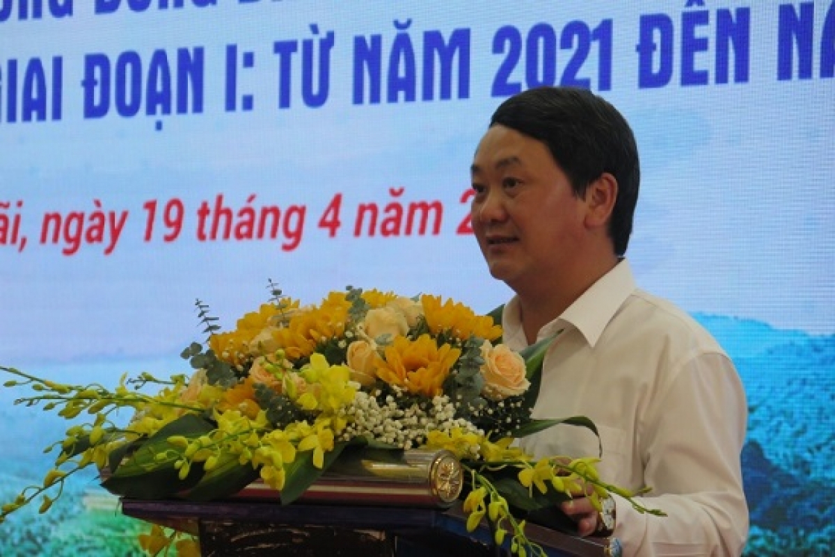 Ƀộ trưởng- Củ ñiệm Ủy ƀan Zân tộk ồng Hầu A Lềnh đơs tàm pơrjum