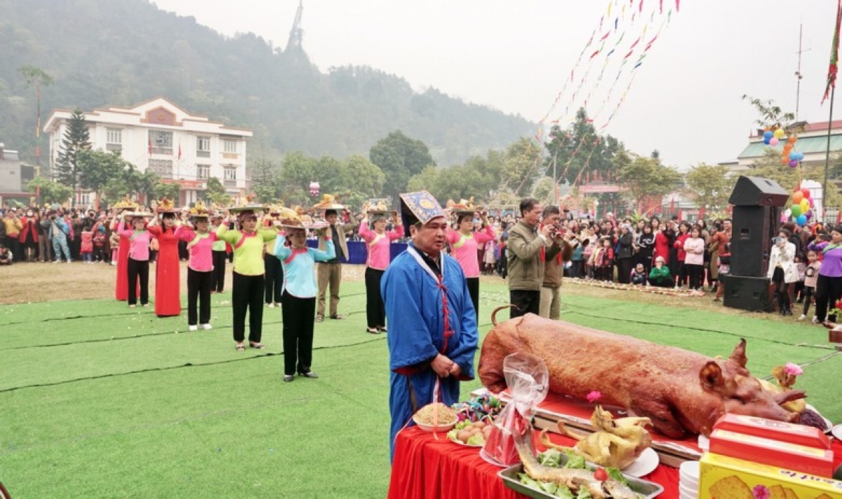 Cháu con dâng mâm lễ cúng (Ảnh: Lào Cai điện tử)