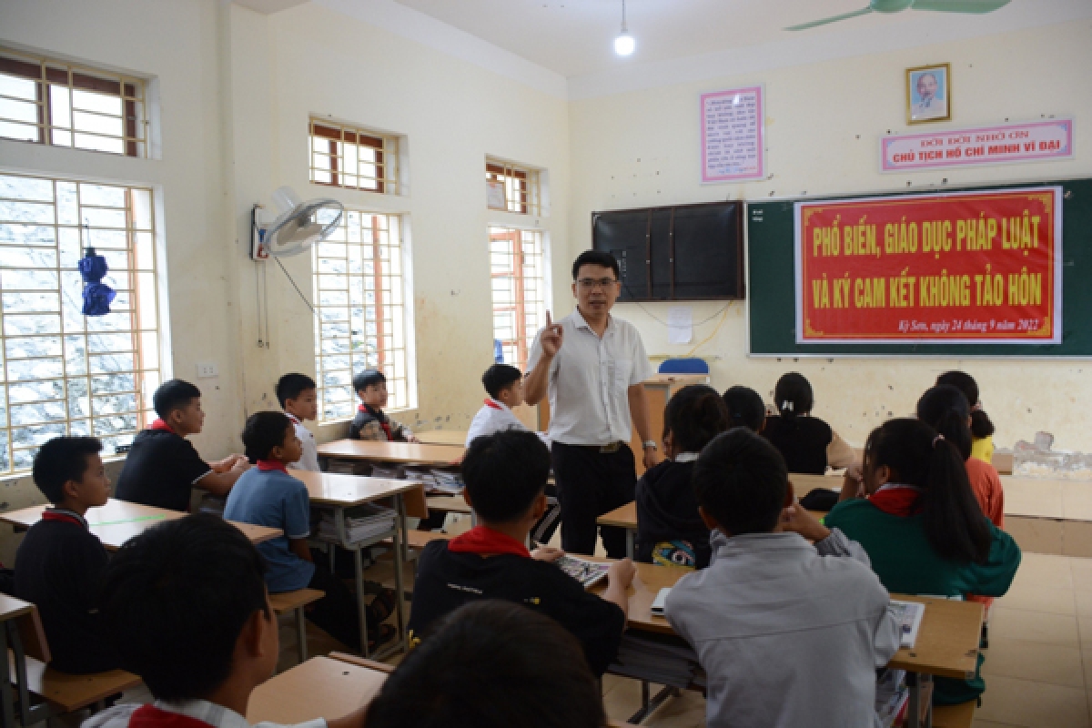 Tuyên truyền, phổ biến, giáo dục pháp luật về tảo hôn tại trường học trên địa bàn.
