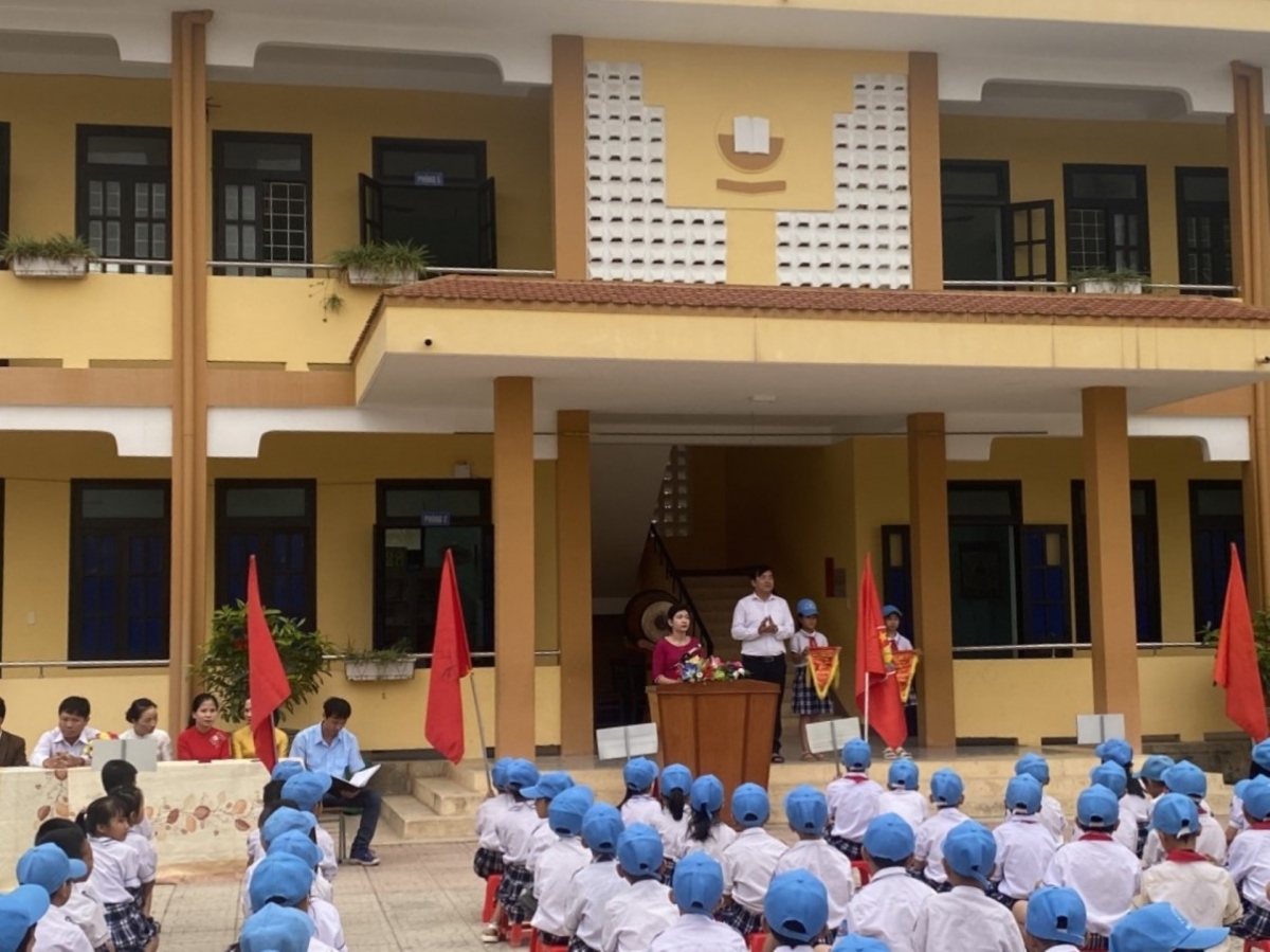 Hiệu trưởng Trường Tiểu học Ngư Thủy Bắc xin lỗi trước toàn trường vì hành vi đánh Hiệu phó.