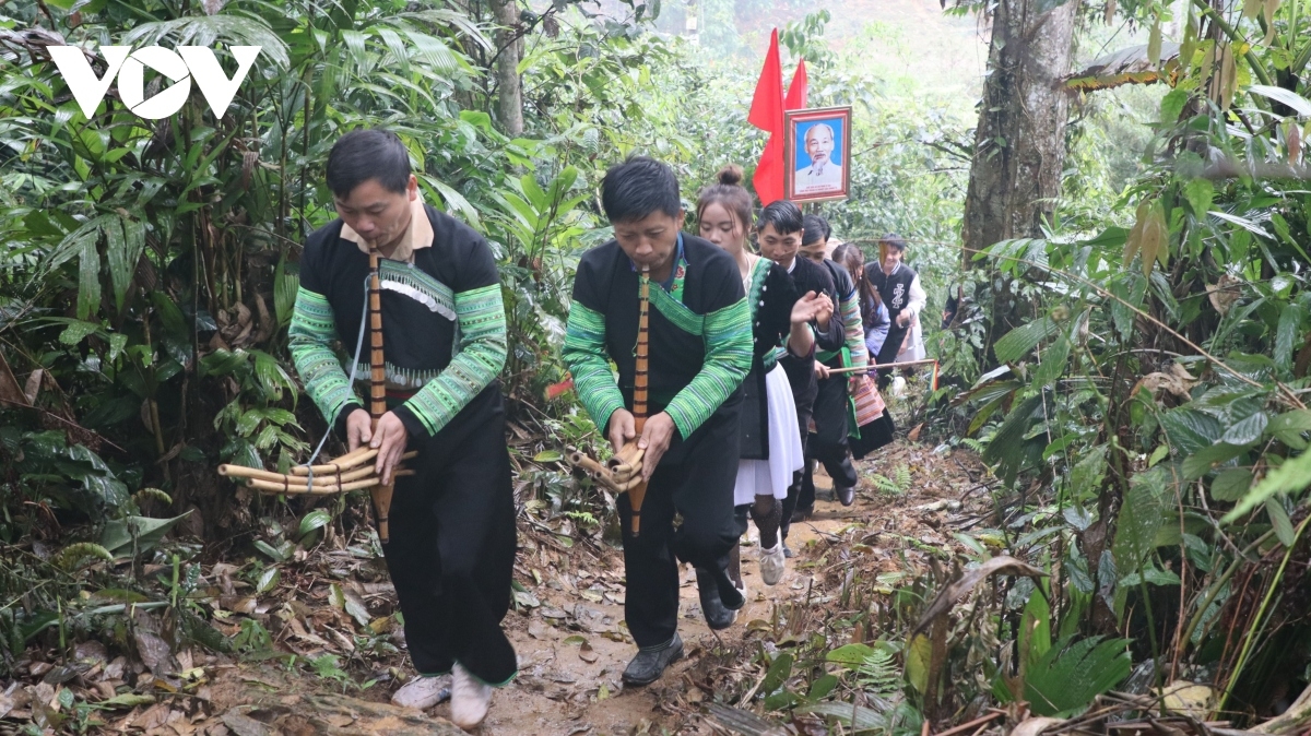 Sa dalam dom adat khik iek glai di urang Mông lac bruk kakuh glai