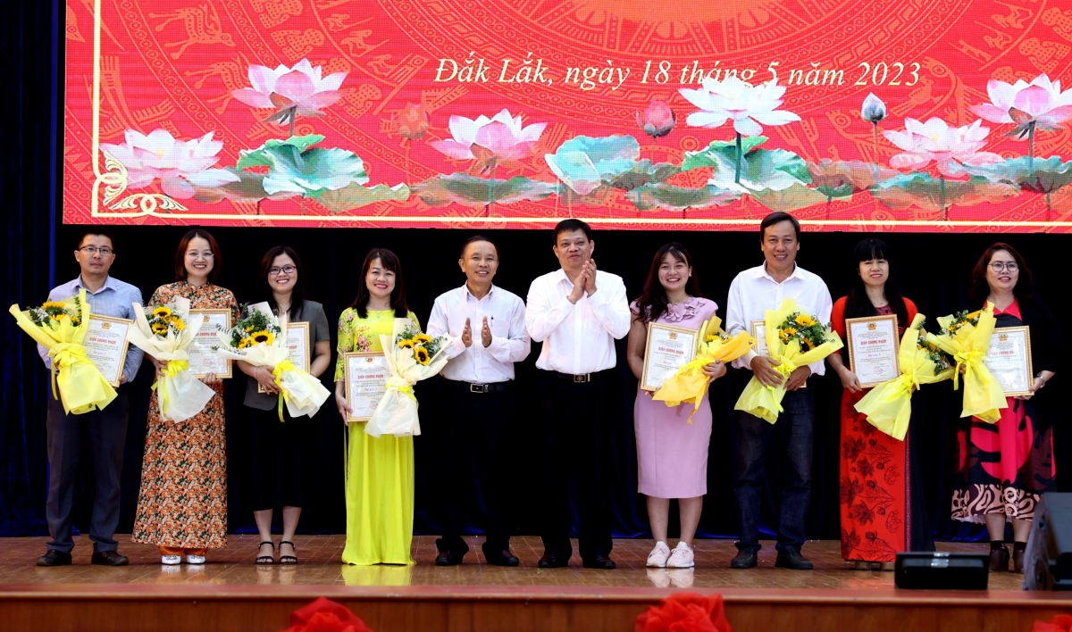 
Jàu khà jờng ai ală cau geh jơnau cih jak ngan in tus bal dơ̆ pơrlòng