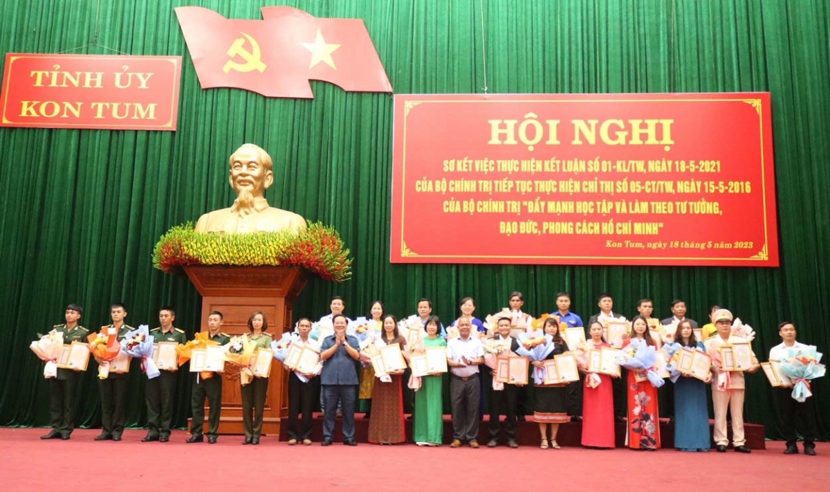 Jàu Ƀằng khen bơh Ủy ƀan Ñân zân càr Kon Tum ai ală mpồl cau, cau dùl nă să in