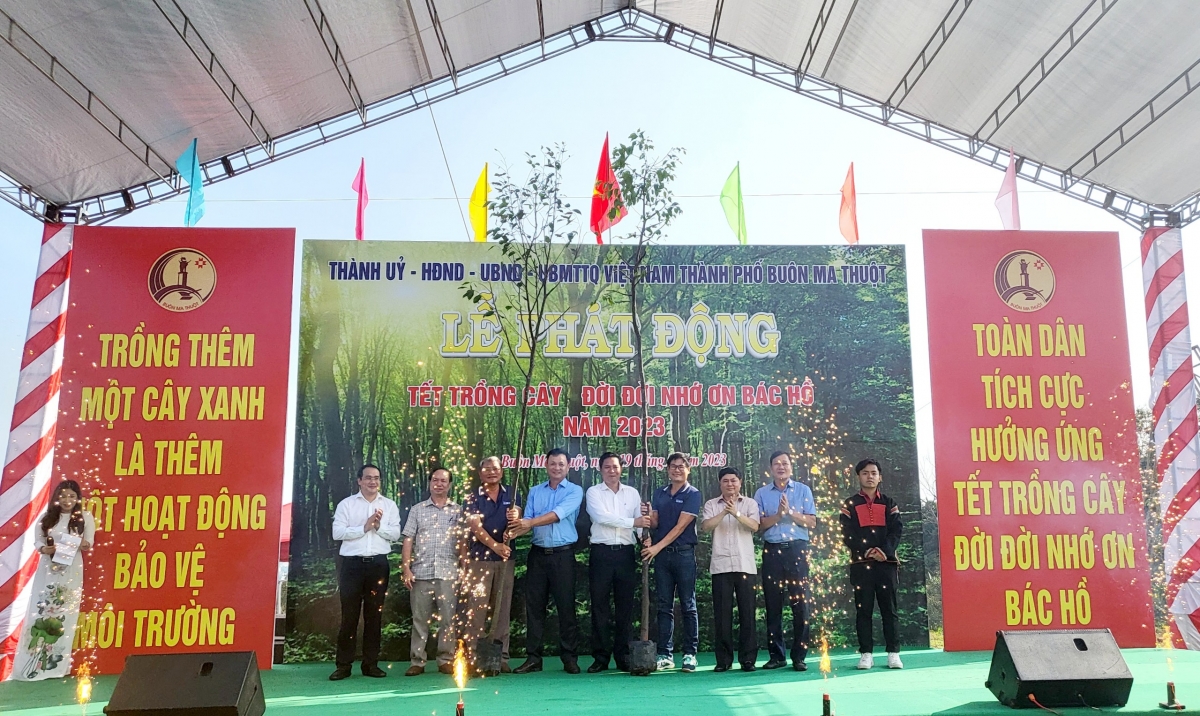 Lối 100 xiâm loăng ngiât pêt a rôh Leh mơhnhôk xua Kŏng ti pêi cheăng tiô rơnó môi tung khu XNK lơ 2-9 diâp  ăm