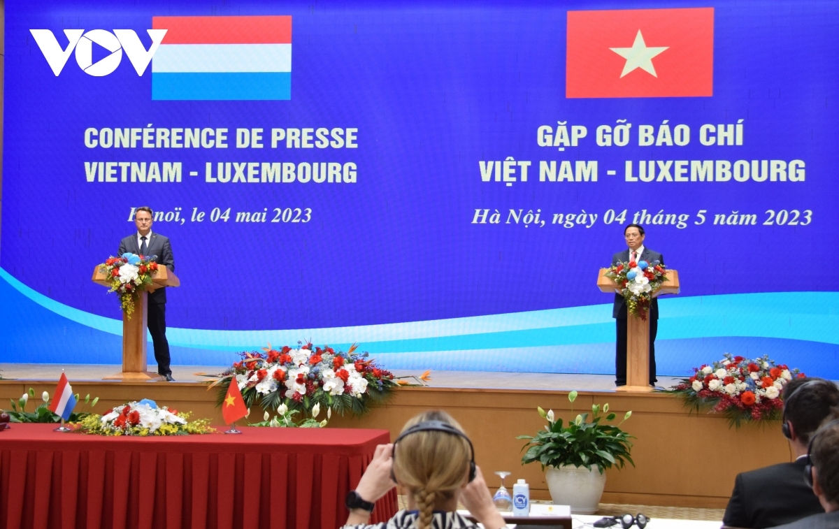 Thủ tướng Phạm Minh Chính păng Thủ tướng Luxembourg Xavier Bettel tơƀâp bơngai chih hla ar tơroi