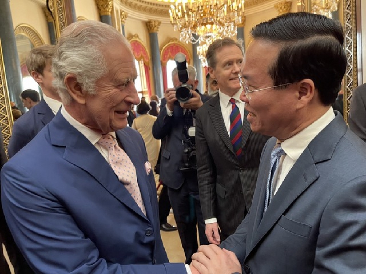 Củ tịc lơgar ồng Võ Văn Thưởng tìp mờ Bơtau lơgar Anh ồng Charles III 