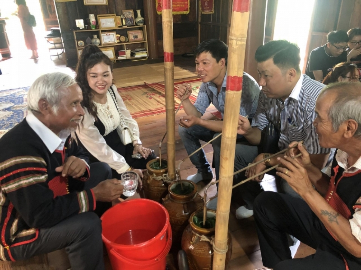 Cau năc lòt nhơl ñô tơrnờm làng bol kòn cau Rơđê dê