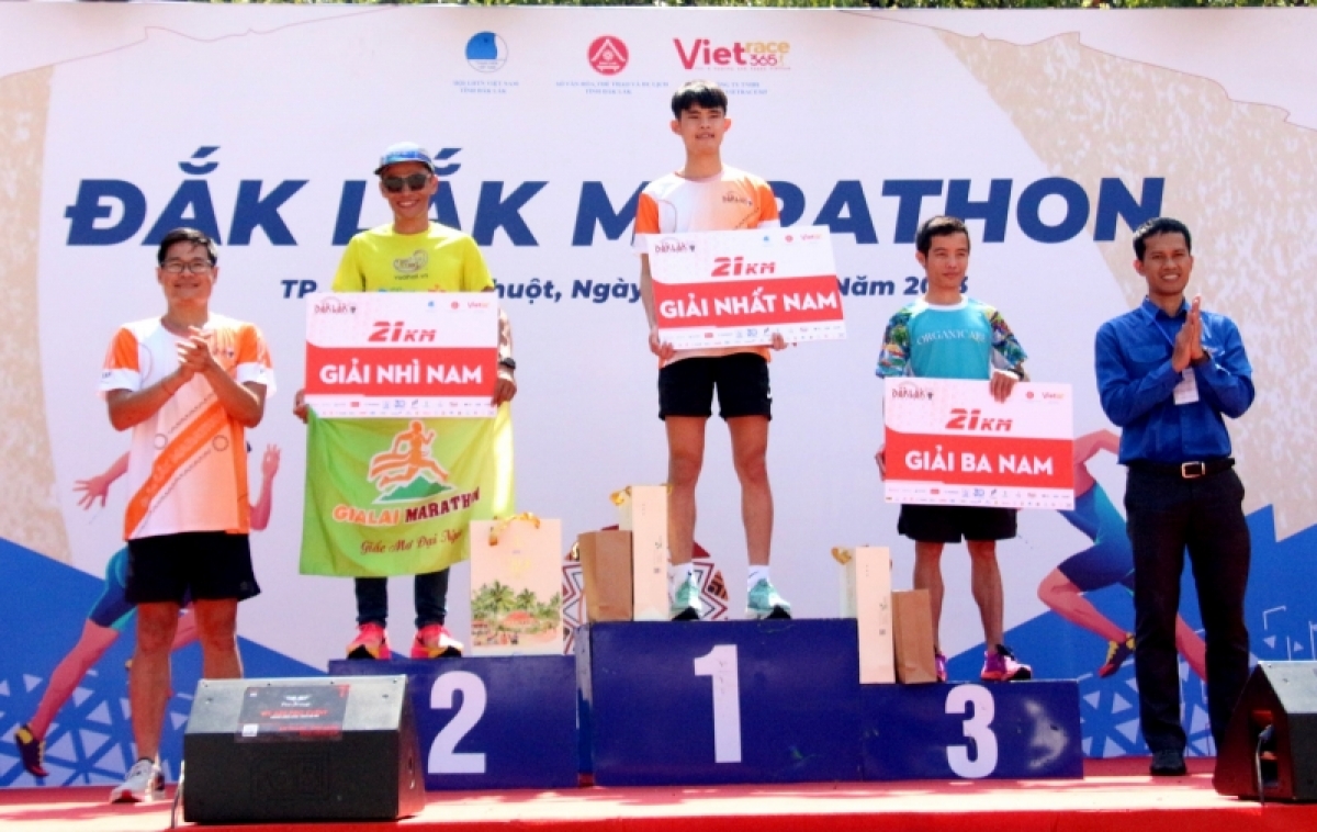 Vă jê̆ 2.000 ‘nu bơngai vang pơ long kơdâu Dak Lak Marathon sơnăm 2023