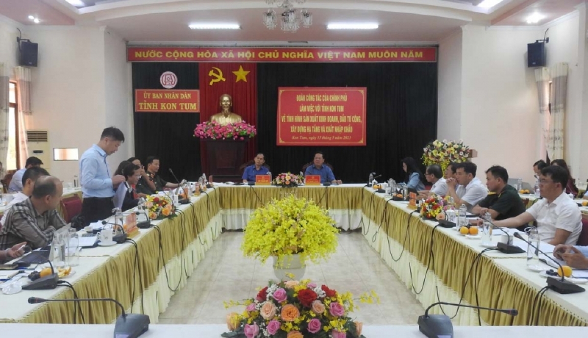 Ƀộ trưởng Ƀộ Ngoại giao ồng Bùi Thanh Sơn  lơh broă mờ càr Kon Tum