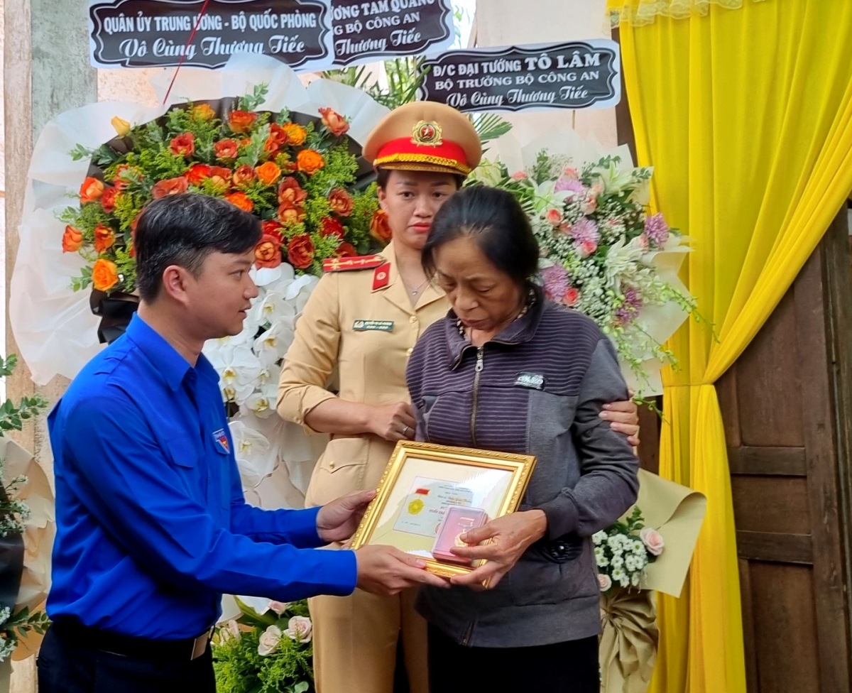 An huy hiệu Druh ndăm janh dăng an cán bộ, tahen lĕ khĭt tâm rnôk pah kan
 