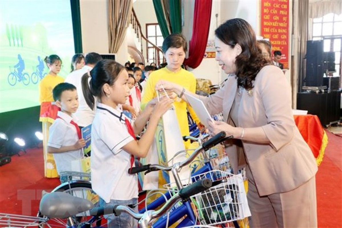 Phó Củ tịc lơgar mò Võ Thị Ánh Xuân jàu pà rơndeh coh ai kơnòm dềt geh rài kis kal ke in (Rùp: Anih yal tơngĭt jơnau Việt Nam)