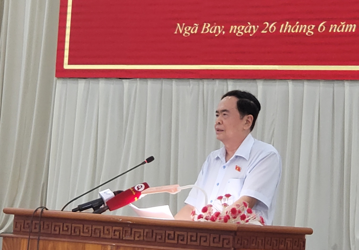 Groi Kruanh Rnâng kan Quốc hội Trần Thanh mẫn mâp vử tri nkual ƀon têh Ngã Bảy, n’gor Hậu Giang