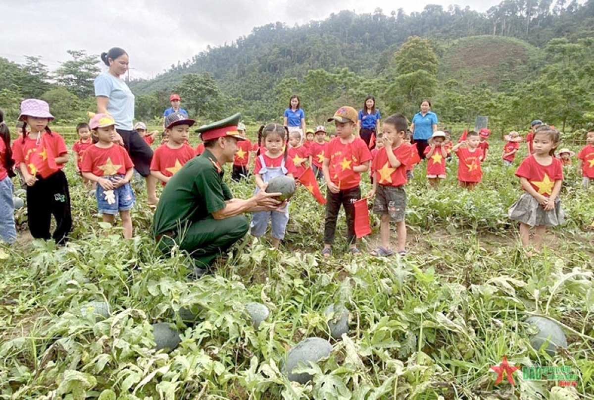 Đội sản xuất số 5, Đoàn Kinh tế-Quốc phòng 4 phối hợp với Trường Mầm non xã Nậm Giải tổ chức hoạt động tham quan, trải nghiệm thực tế vườn dưa hấu, dưa lê tại gia đình anh Vi Văn Kỳ ở bản Chà Lấu, xã Nậm Giải (Kỳ Sơn, Nghệ An). Ảnh: HẢI LƯƠNG 