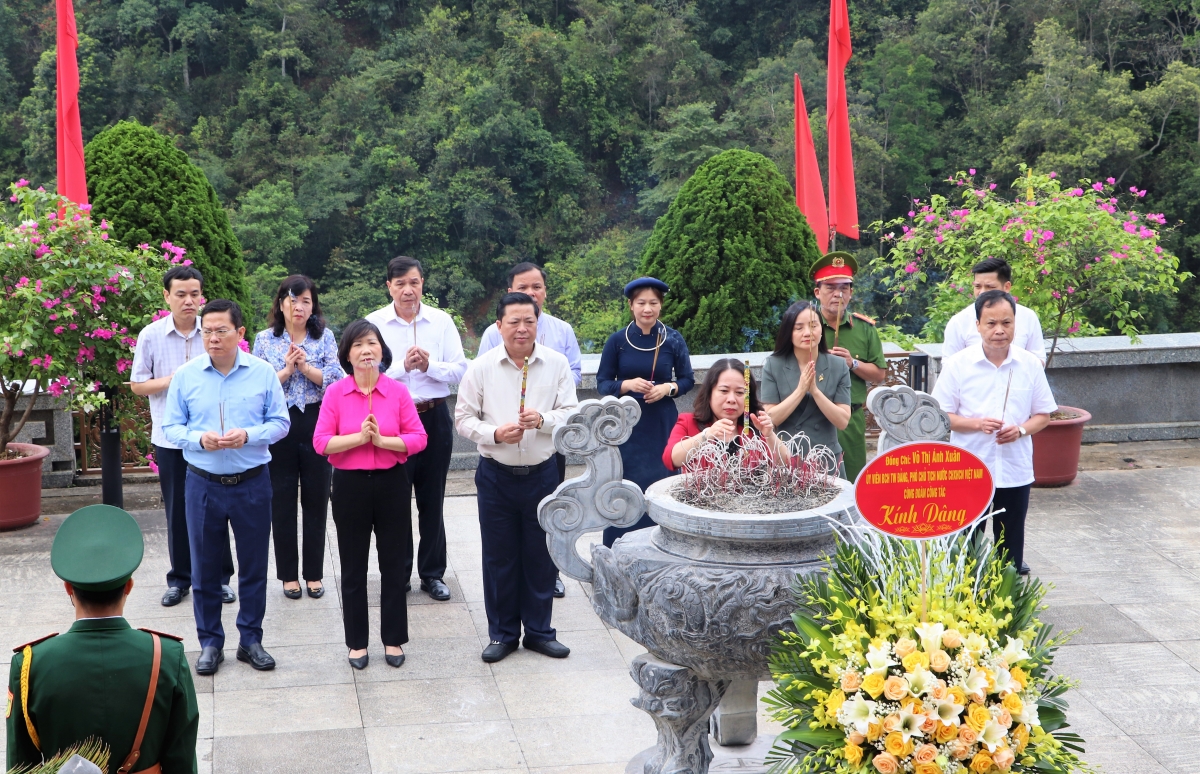 Phŏ Kơdră teh đak Võ Thị Ánh Xuân soh nhang, dan pơkao tơ̆ hơnih soi kơ Ƀok Hồ