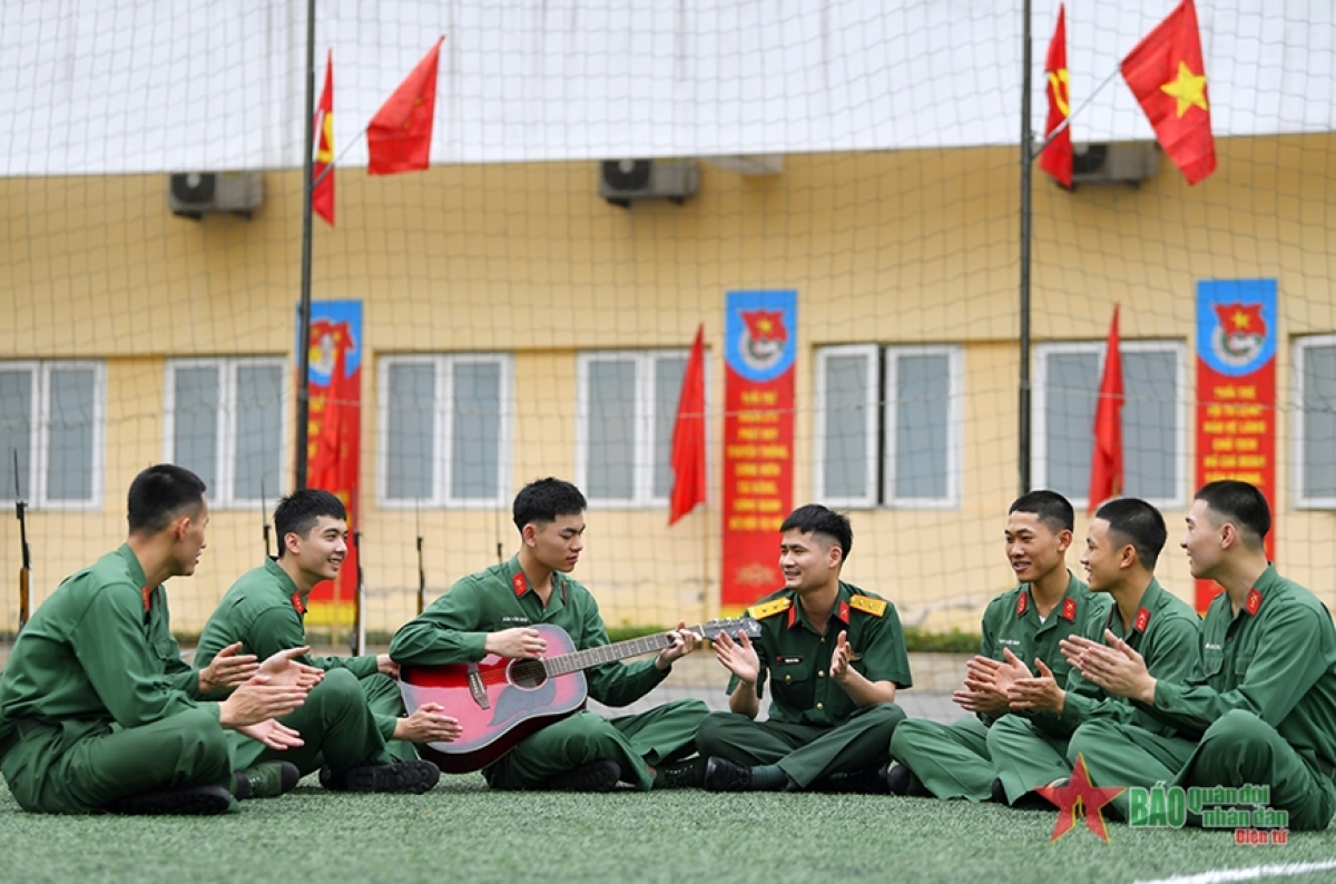 Mông pơdơi pơdă mơ̆ng ƀing khua, ling tơhan Grup 275, Anom git gai tơhan pơgang Pơsat jep Khua mir sir Hồ Chí Minh. (Tui hăng tơlơi lăi pơthâo mơ̆ng ling tơhan)